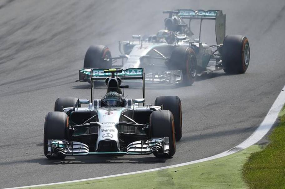 Rosberg sbaglia alla prima variante ed Hamilton passa. Afp